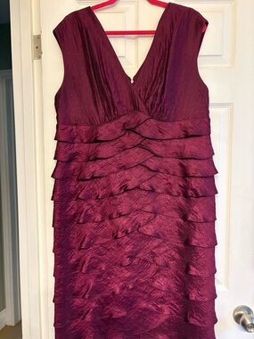 Sleeveless Layered V-Neck Sheath Dress in Deep Wine